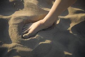 pieds nus pied sur Meringue le sable photo