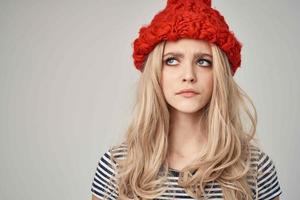 jolie femme dans à la mode vêtements rouge chapeau tondu vue charme photo