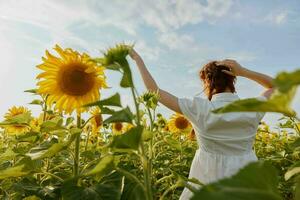 femme avec deux nattes dans une blanc robe admire la nature floraison les plantes photo