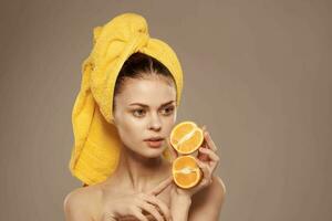 jolie femme coupé brindilles nu épaules agrumes vitamines produits de beauté photo