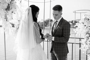 cérémonie de mariage des jeunes mariés sur la jetée photo