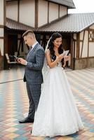 le premier réunion de le la mariée et jeune marié dans le Cour de le Hôtel photo