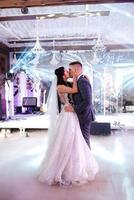 le premier Danse de le la mariée et jeune marié à l'intérieur une restaurant photo