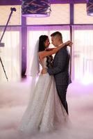 le premier Danse de le la mariée et jeune marié à l'intérieur une restaurant photo