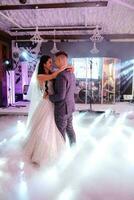 le premier Danse de le la mariée et jeune marié à l'intérieur une restaurant photo