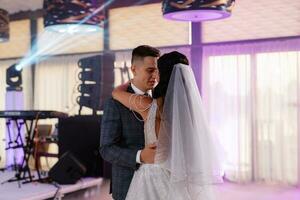 le premier Danse de le la mariée et jeune marié à l'intérieur une restaurant photo