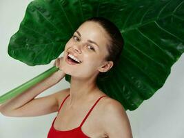 de bonne humeur femme en portant sa tête vert paume feuille maillot de bain exotique photo