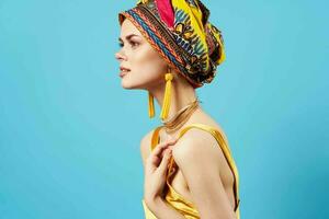 femme dans multicolore turban luxe l'ethnie bleu Contexte photo