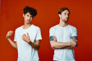 deux Hommes dans blanc t-shirts supporter suivant à la communication rouge Contexte photo