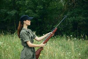 militaire femme en portant une pistolet dans main est une mode de vie Frais air photo