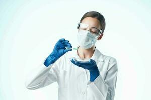 femelle laboratoire assistant dans une blanc manteau chimique Solution professionnel photo