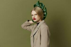 blond femme vert paume feuille manteau brillant maquillage mode de vie posant photo