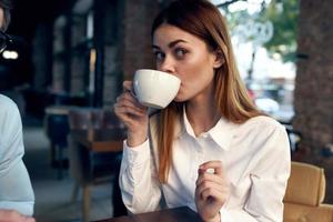 affaires femme séance dans une café travail la communication mode de vie photo