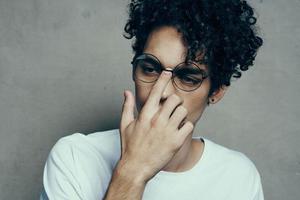 homme avec frisé cheveux tondu Regardez des lunettes mode studio photo