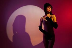 glamour femme sur étape projecteur rouge néon Contexte photo