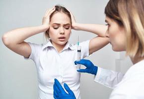 infirmière avec bleu gants et médicament stéthoscope patient photo