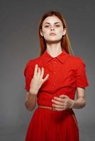 roux femme dans rouge robe mode élégant style studio photo