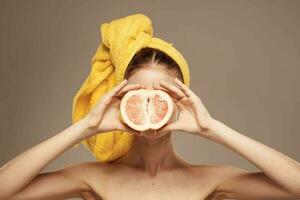 femme avec une serviette sur sa tête pamplemousse dans sa mains santé vitamines à nu épaules photo