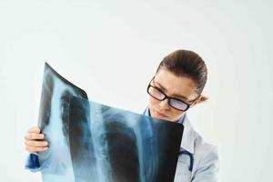 le radiologue regards à le radiographie diagnostic à une professionnel le résultats photo