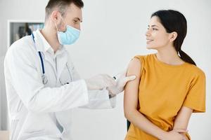soins médecin dans protecteur gants à bâton le injection à une femme convoitise vaccination photo
