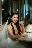 portrait de une la mariée dans une blanc robe dans une brillant café photo