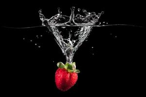 Frais des fraises avec l'eau éclaboussure photo