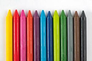 crayons et pastels isolés sur fond blanc photo