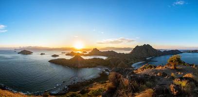 Vue panoramique panoramique de l'île de Padar, Palau Padar, parc national de Komodo, Indonésie photo