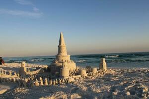 le sable Château plage art Château fabriqué de le sable photo