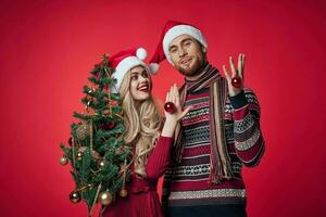 une homme et une femme dans Nouveau années vêtements Noël décorations vacances photo