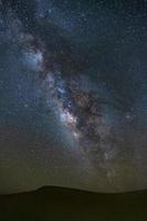 Voie lactée au désert de goudron, Jaisalmer, Inde. photographie astro. photo