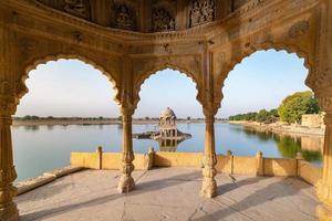 Lac de Gadisar le matin à Jaisalmer, Rajasthan, Inde photo