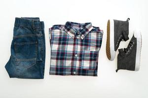 chemise et pantalon en jean avec des chaussures photo