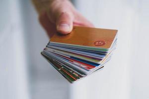 une homme est main détient une empiler de remise cartes. remise carte avec rabais. photo