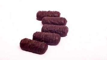 bonbons au chocolat isolés sur fond blanc photo