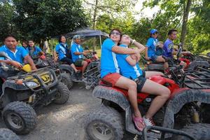 nakhonnayok, Thaïlande - décembre 19 touristes équitation vtt à la nature aventure sur saleté Piste sur décembre 19, 2015, Thaïlande. photo