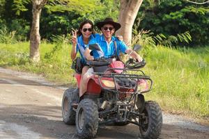 nakhonnayok, Thaïlande - décembre 19 touristes équitation vtt à la nature aventure sur saleté Piste sur décembre 19, 2015, Thaïlande. photo