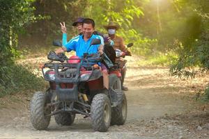 nakhonnayok, Thaïlande - décembre 19 touristes équitation vtt à la nature aventure sur saleté Piste sur décembre 19, 2015, Thaïlande. photo