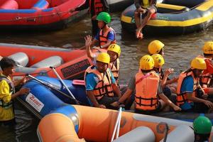 nakhonnayok, Thaïlande, décembre 19 groupe de aventurier Faire blanc l'eau rafting à barrage, sur décembre 19, 2015, le rivière est populaire pour ses scénique la nature voir. photo