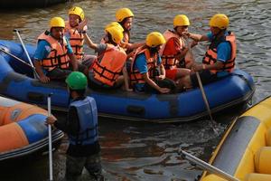 nakhonnayok, Thaïlande, décembre 19 groupe de aventurier Faire blanc l'eau rafting à barrage, sur décembre 19, 2015, le rivière est populaire pour ses scénique la nature voir. photo