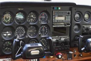 horloges dans le cockpit de une petit avion photo