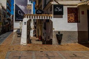 étroit des rues dans le vieux ville de Benidorm, Espagne sur une chaud été journée photo