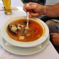 en bonne santé traditionnel poisson soupe avec Fruit de mer dans une restaurant dans Espagne photo