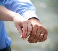 couple montrant les anneaux de mariage photo