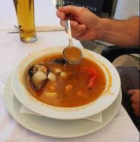 en bonne santé traditionnel poisson soupe avec Fruit de mer dans une restaurant dans Espagne photo