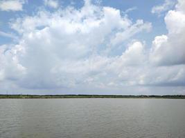 ensoleillé journée sur le poisson étang avec une bleu ciel avec blanc des nuages photo