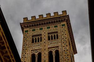 historique église dans Saragosse dans le étroit mudéjar des rues de le ville photo