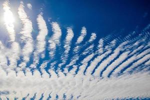 bleu ciel Contexte avec blanc nuage sur une ensoleillé journée photo