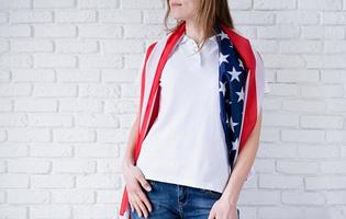 blanc polo chemise sur femme plus de Etats-Unis drapeau arrière-plan, maquette conception photo