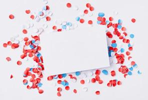 affaires carte maquette sur coloré cercle confettis, décorations pour Quatrième juillet photo